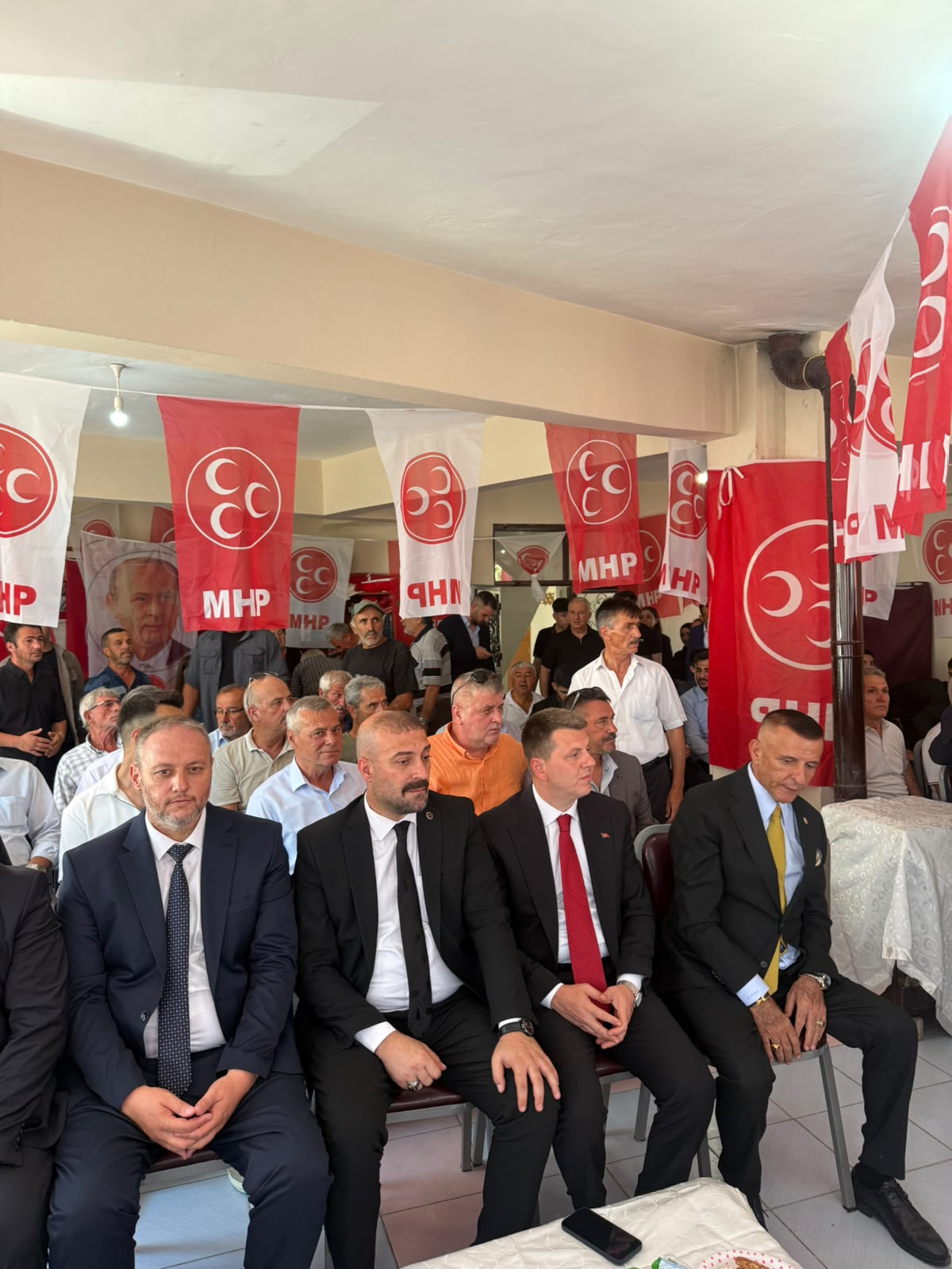MHP Edirne ilçe kongreleri maratonu Lalapaşa ve Süloğlu ile başlarken; tek liste ile girilen seçimlerde Lalapaşa'da Göksel Kalkan güven tazeledi, Süloğlu'nda ise Hüseyin Erbay yeni başkan seçildi.